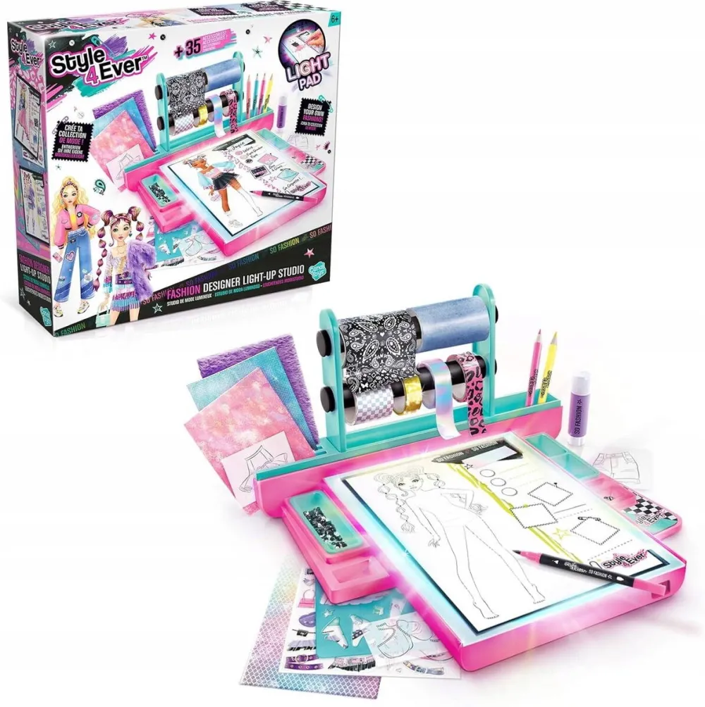 Jucarie creativa Canal Toys Atelier de moda cu tabla iluminata, 20 de foi, 3 tesaturi autocolante, 12 foi cu modele, 6 benzi decorative, 25 cristale, 4 creioane, 1 marker dublu, 1 lipici