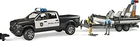 Set masinuta politie BRUDER RAM 2500 pickup cu remorca si barca, modul lumini si sunet, 2 figurine, negru/alb