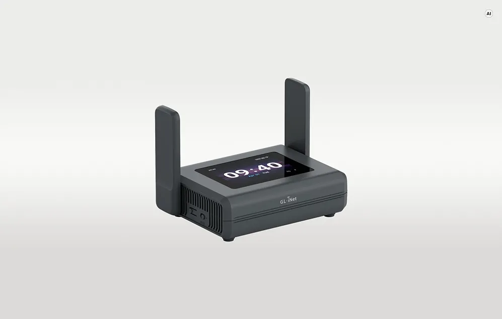 Un router GL.iNet Wi-Fi 7 negru, cu antene proeminente și ecran tactil, pe un fundal deschis.
