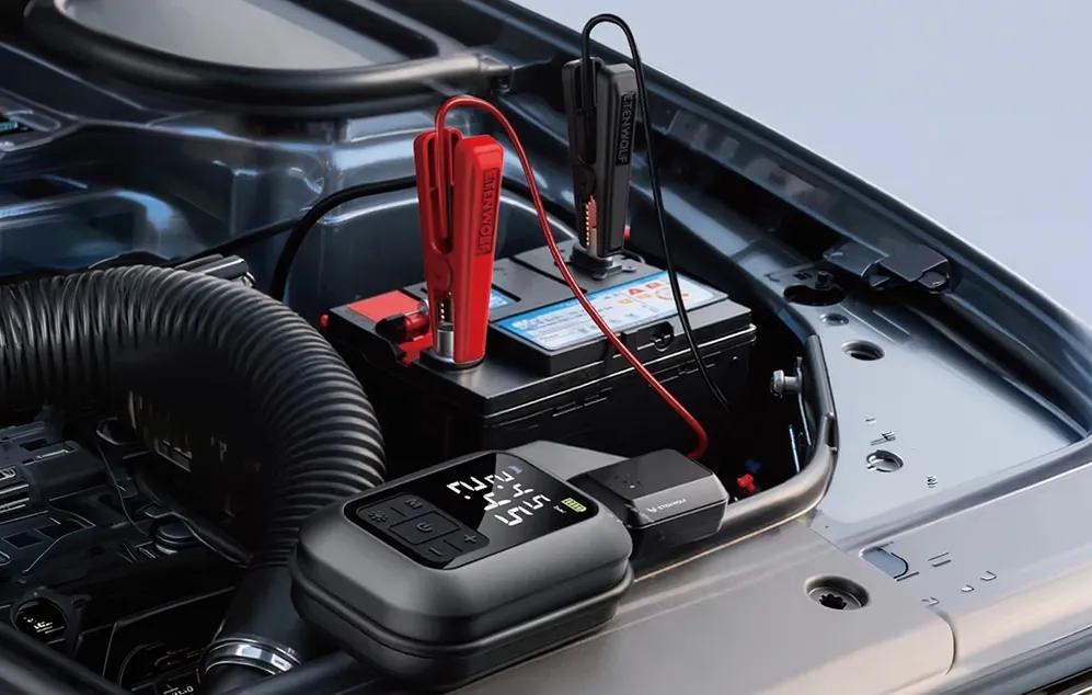 Compresor auto Etenwolf conectat la bateria mașinii