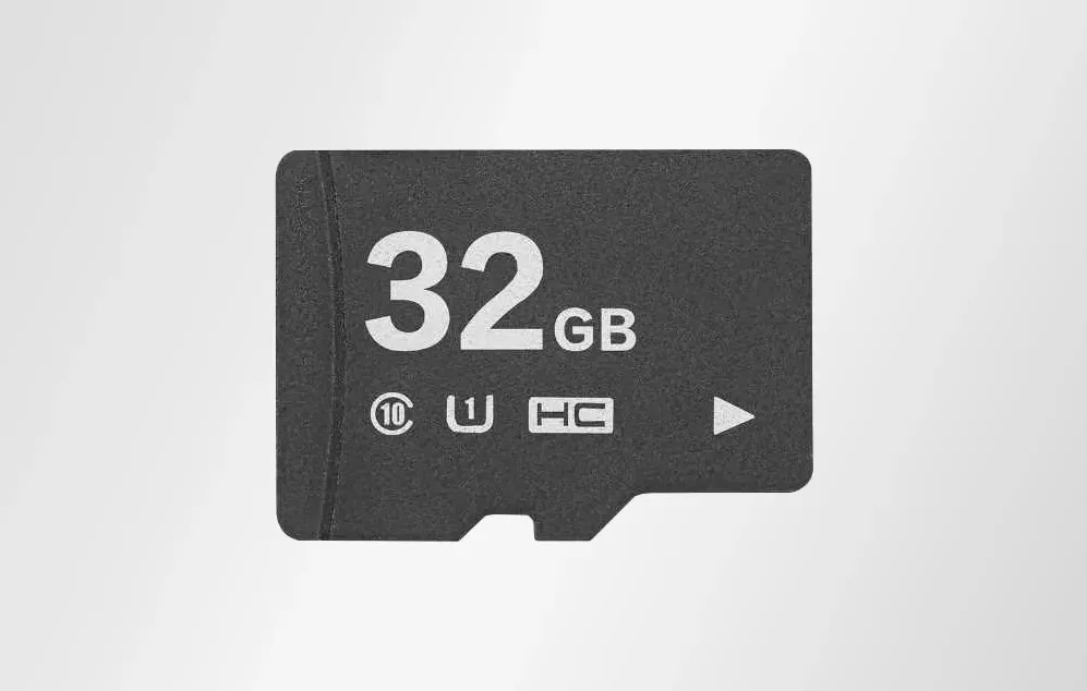 Card de memorie microSD de 32 GB pe un fundal gri deschis