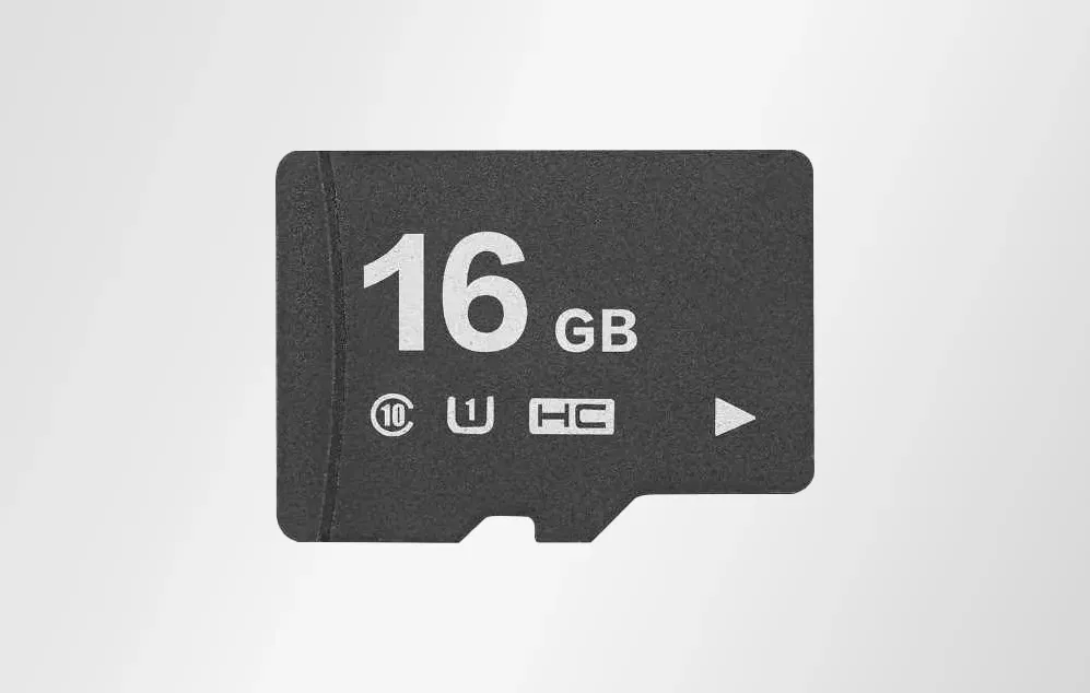 Card de memorie microSD de 16 GB pe un fundal gri deschis