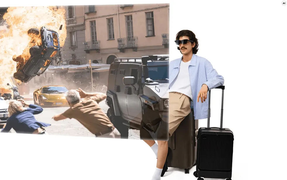 Un bărbat care poartă ochelari și car valize, cu o scenă dinamică dintr-un film de acțiune proiectată în fața lui.