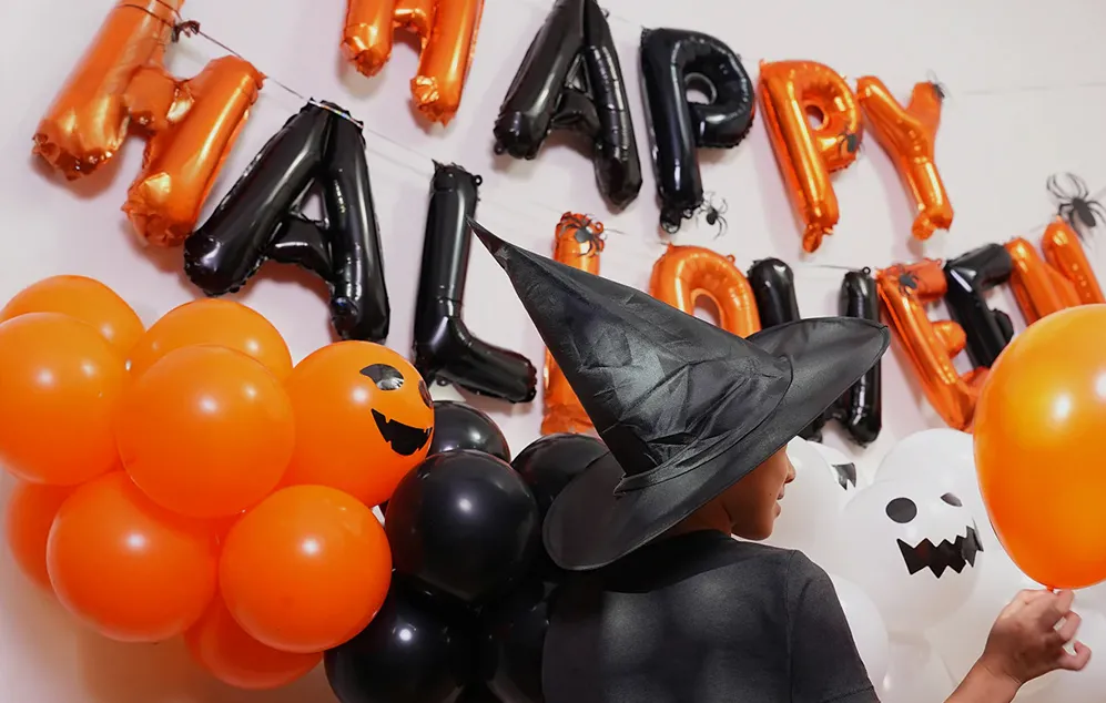 Decorațiuni de Halloween: baloane negre și portocalii și un semn