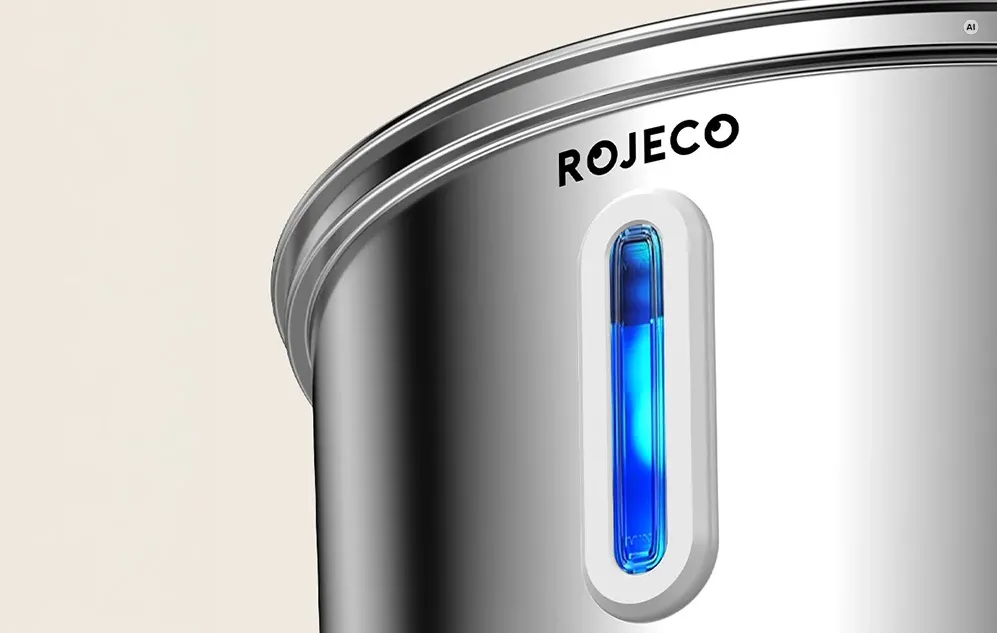 Un prim-plan al indicatorului de nivel al apei cu LED retroiluminat de pe carcasa adăpătorului din oțel Rojeco.