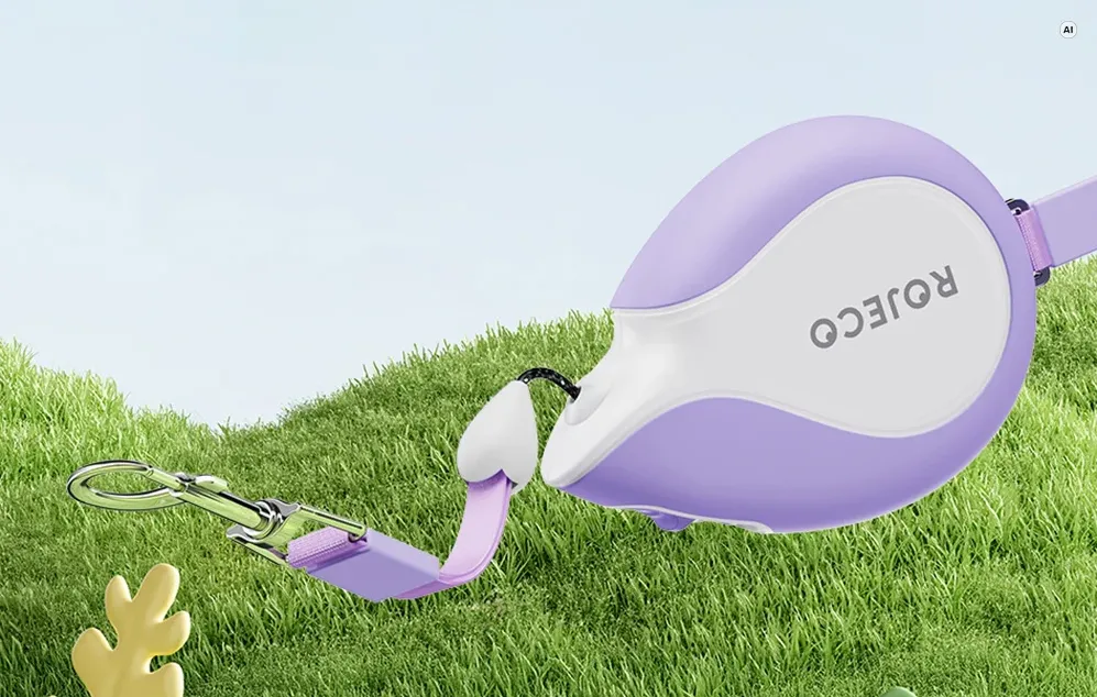 O lesă automată pentru câini Rojeco de culoare violetă, așezată pe gazon, cu un carabinier vizibil.