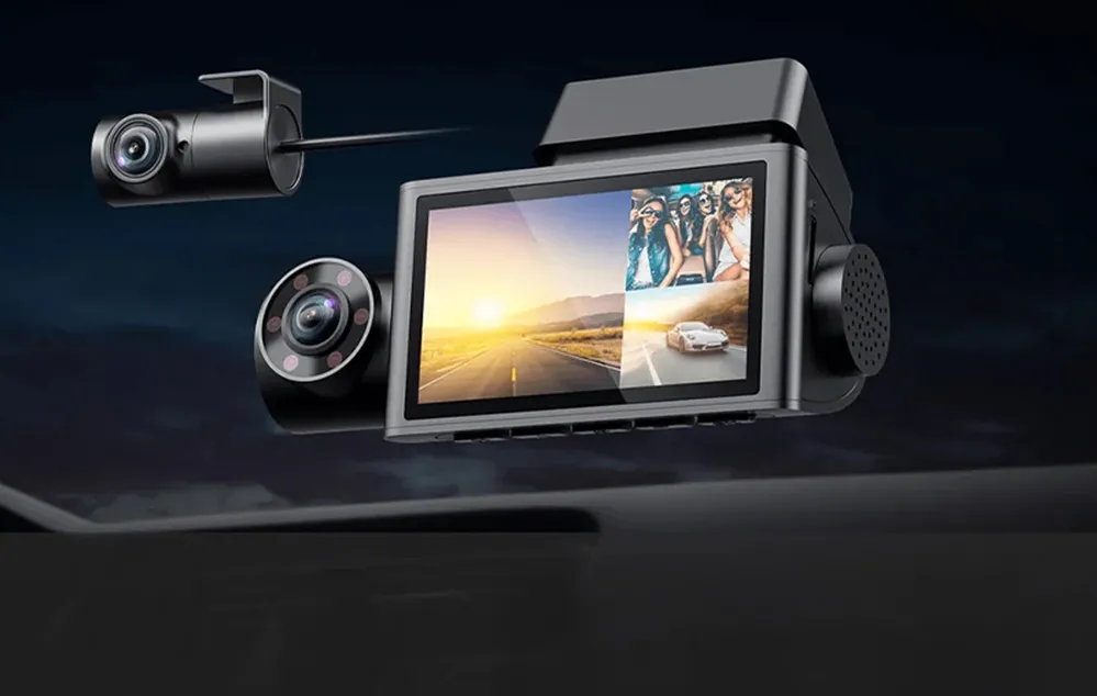 Cameră de bord cu camere suplimentare și un ecran care afișează imaginea drumului, interiorul vehiculului și camera din spate