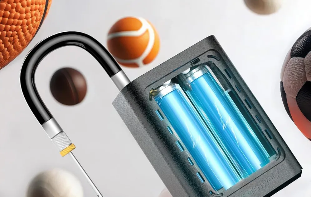 O pompă electrică cu bateriile vizibile în interior, pe fundalul unor mingi