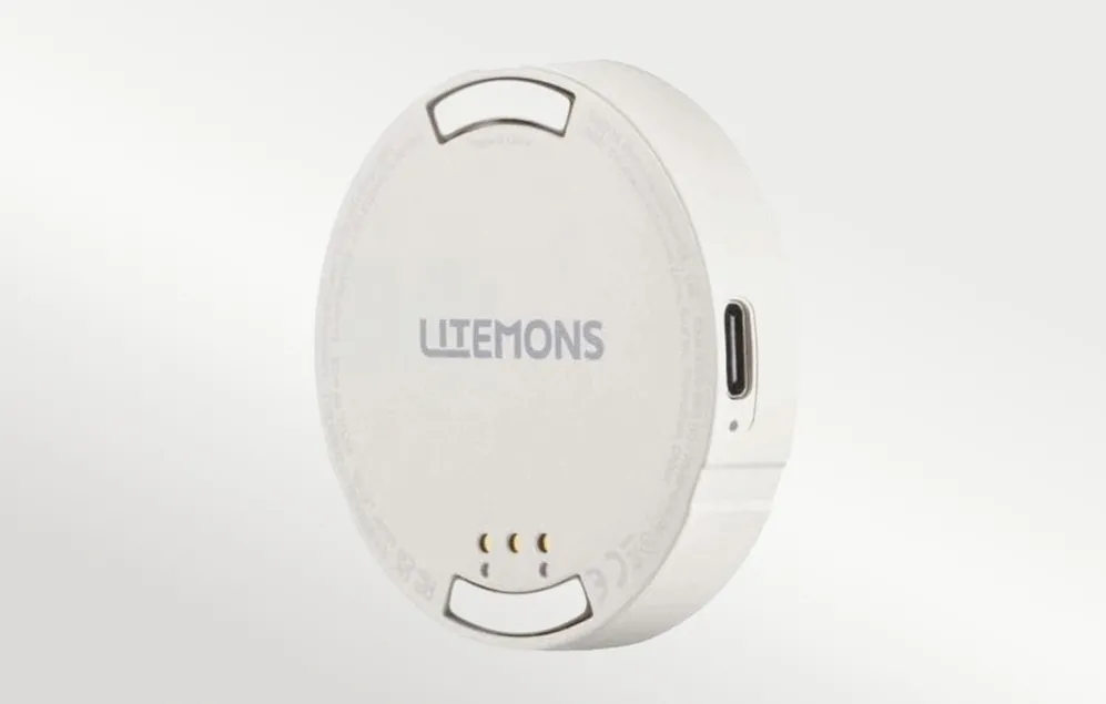 Partea din spate a lămpii magnetice albe Godox, care prezintă logo-ul mărcii, un port USB-C și contactele de încărcare