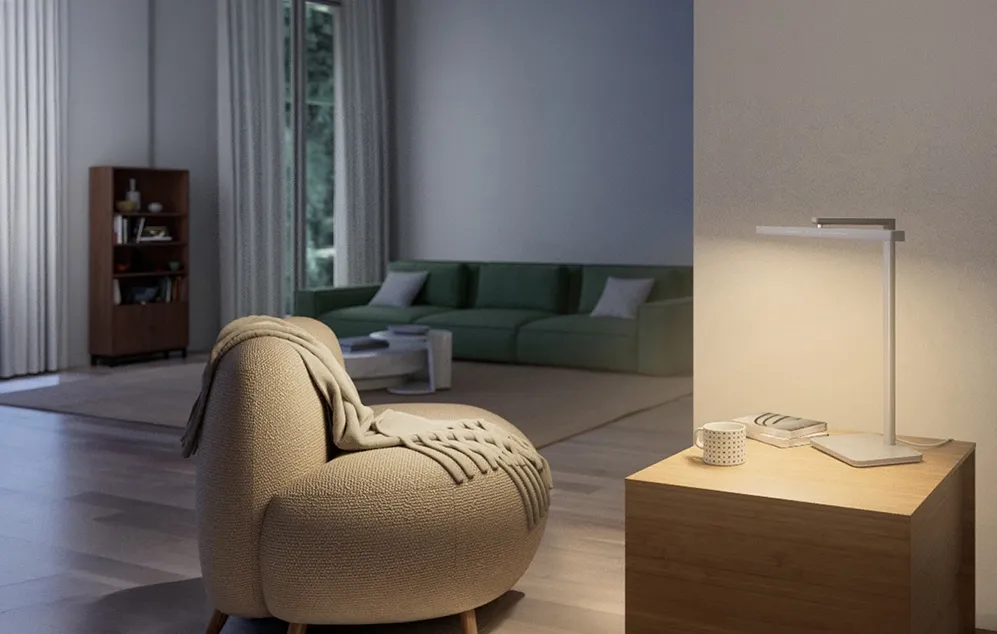O lampă modernă și minimalistă așezată pe o comodă din lemn într-un living cu un fotoliu scandinav