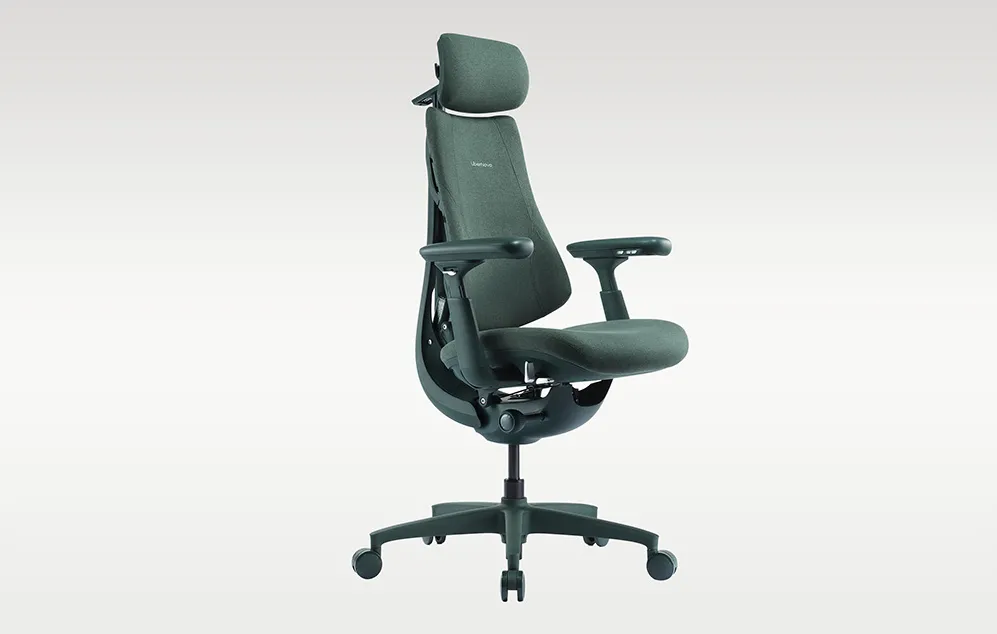 Scaun ergonomic de culoare verde închis, cu tetieră și cotiere reglabile, vedere frontală dintr-un unghi.