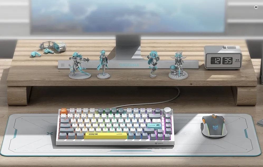 Tastatura și mouse-ul Onikuma G52 așezate pe un mousepad, pe un birou, sub un monitor și un raft din lemn