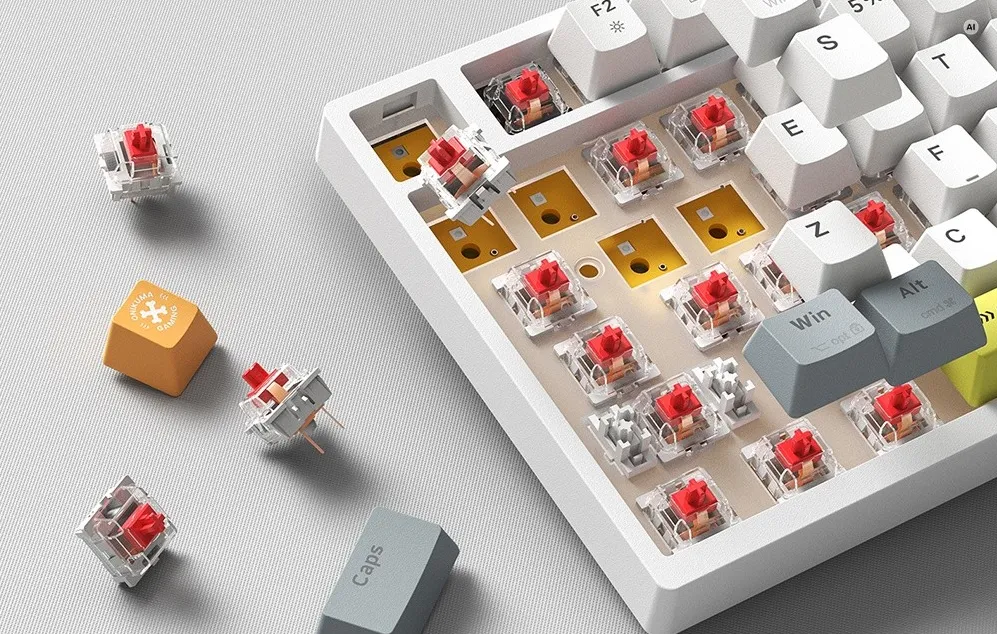 Comutatoare mecanice roșii și taste îndepărtate de pe tastatura de gaming Onikuma G52