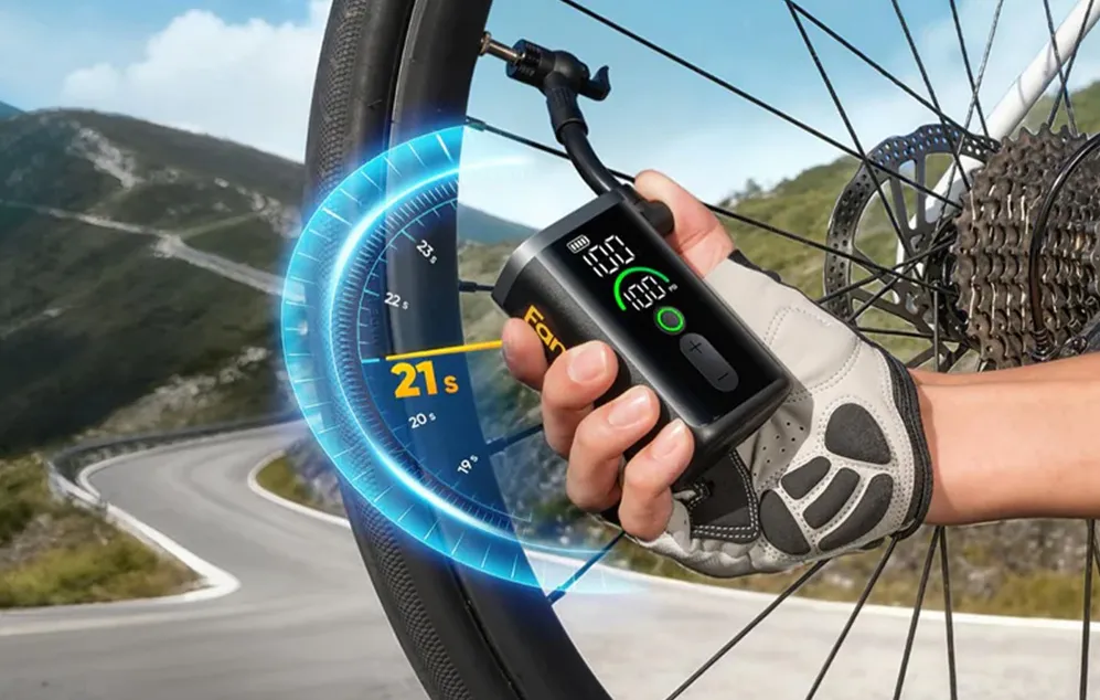 Mână într-o mănușă ținând pompa conectată la o roată de bicicletă, cu grafică care numără în jos timpul de pompare de 21 de secunde