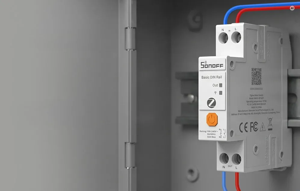Imagine în prim-plan a reléului Sonoff montat pe o șină în interiorul unui tablou electric.