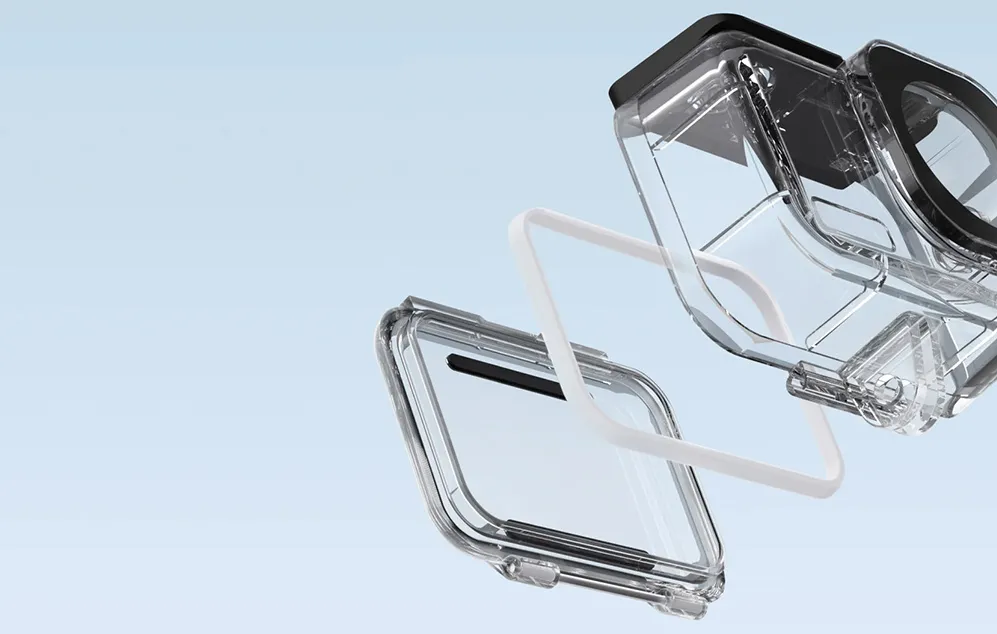 Componente ale carcasei transparente impermeabile dezasamblate pe un fundal luminos